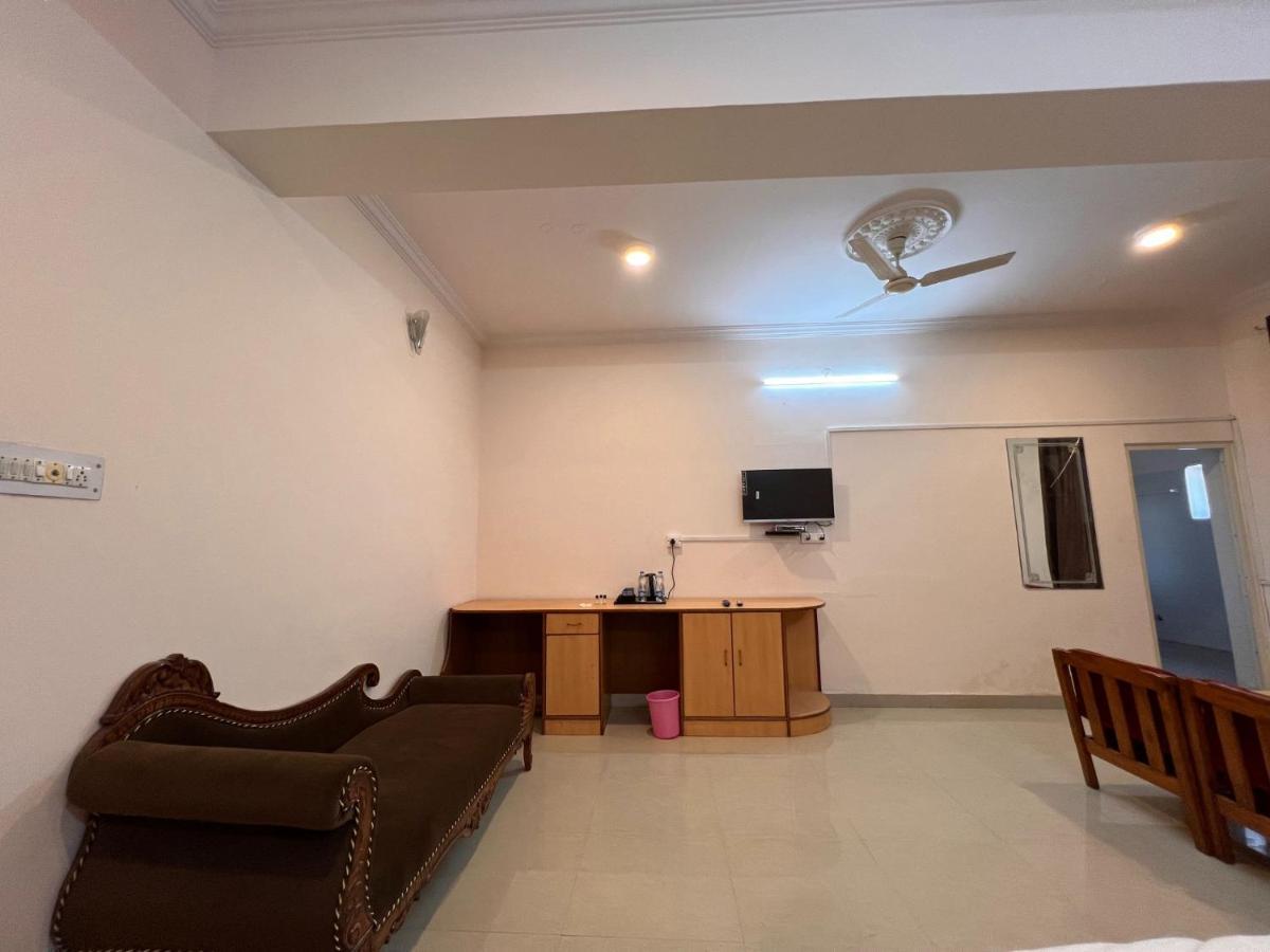 The Patel Stadium Hotel 1 Km From Bus Stand And 2 Km From Railway Station 阿杰梅尔 外观 照片