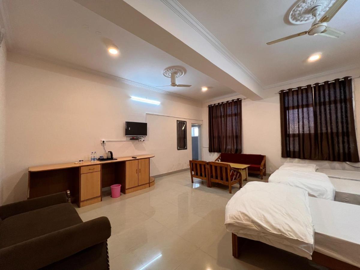 The Patel Stadium Hotel 1 Km From Bus Stand And 2 Km From Railway Station 阿杰梅尔 外观 照片