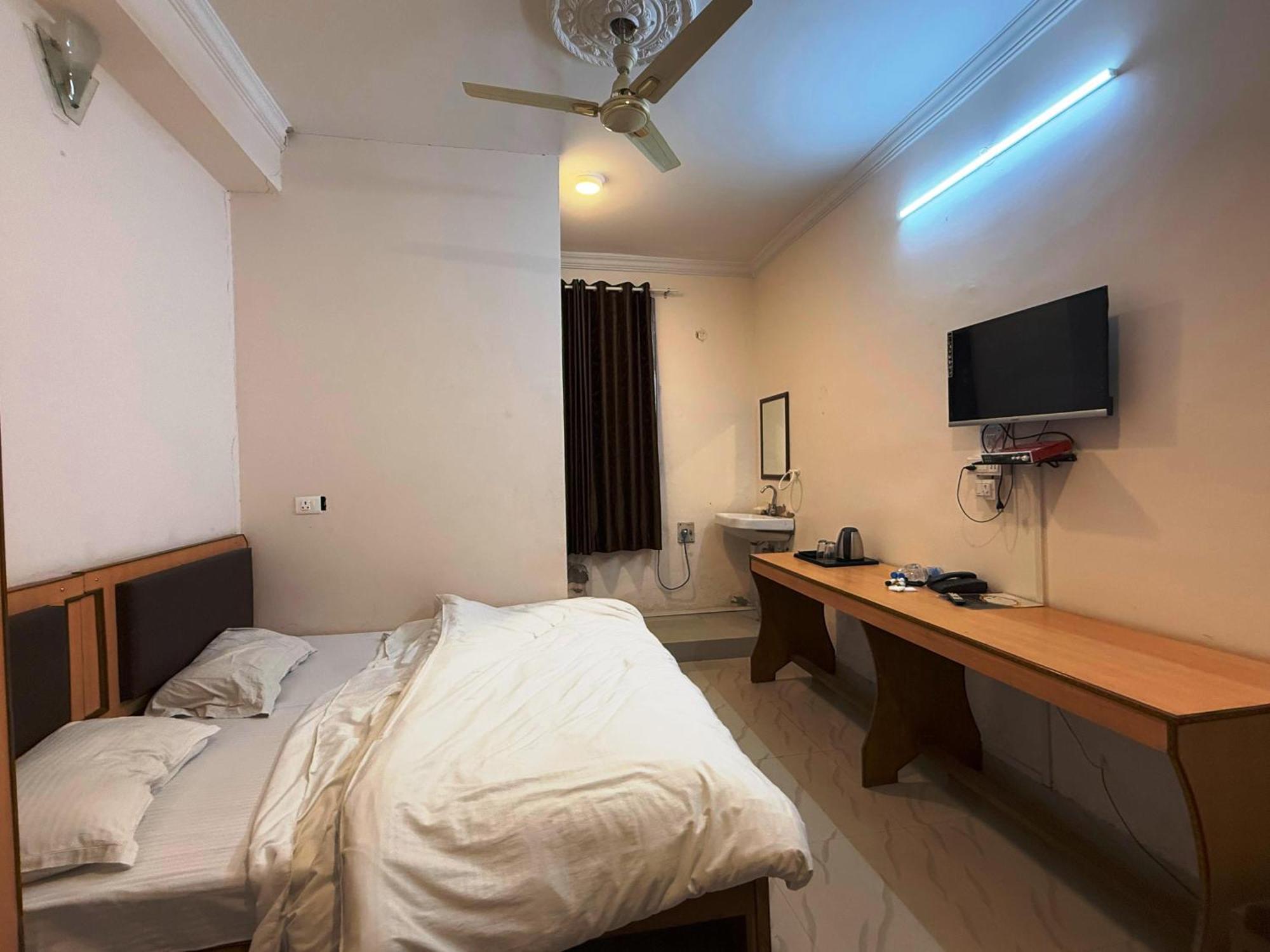 The Patel Stadium Hotel 1 Km From Bus Stand And 2 Km From Railway Station 阿杰梅尔 外观 照片
